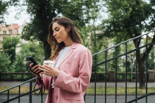Tanara care controleaza incuietoarea smart Nuki de pe telefon Tanara care controleaza incuietoarea smart Nuki de pe telefon